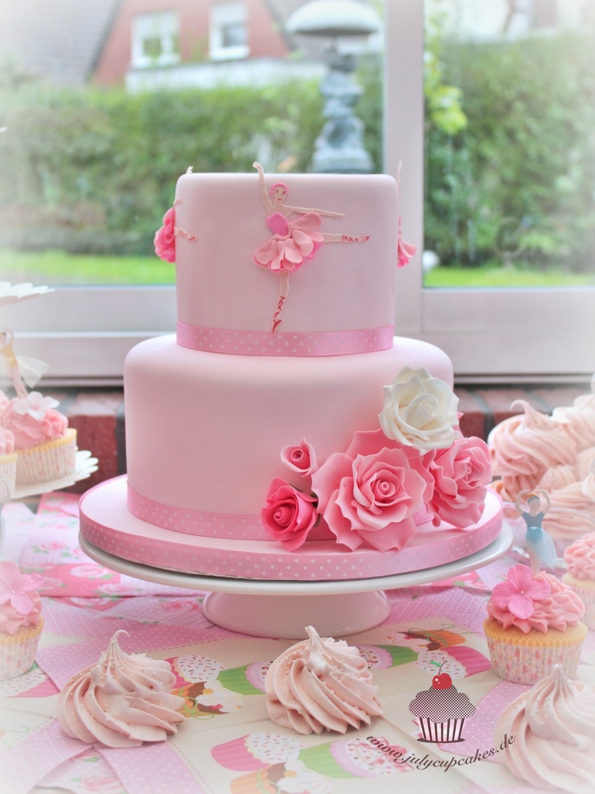 Сделать розовый торт. Розовый торт. Розовый тортик для девочки. Красивый нежный торт для девочки. Красивый розовый торт.