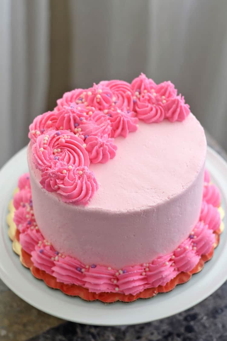 Сделать розовый торт. Украшение торта. Торт кремовый. Красивые кремовые торты. Торт с кремовым декором.