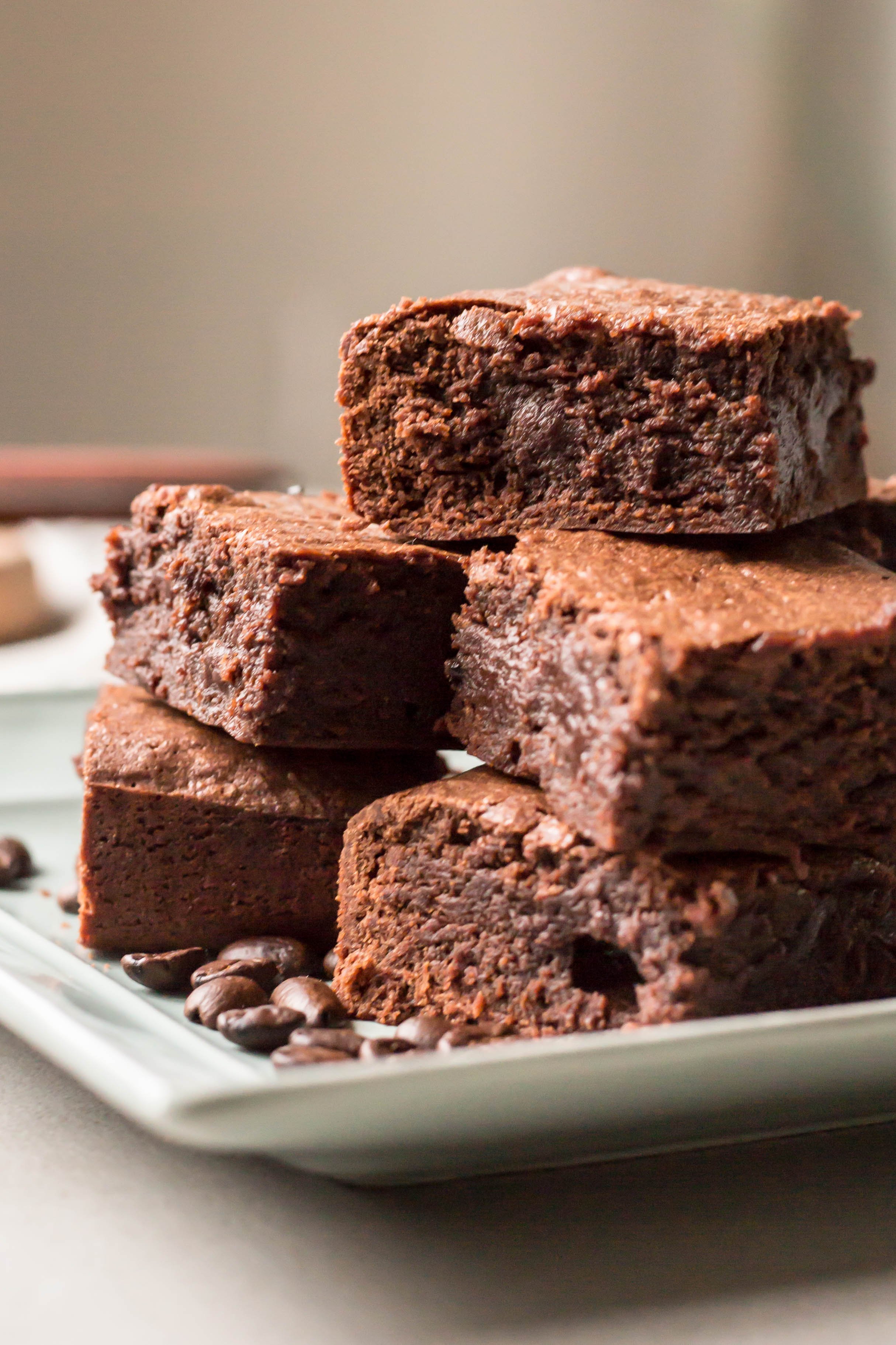 Брауни шоколадный в домашних условиях духовке. Шоколадный Брауни. Шоколадное пирожное Брауни. Торт Брауни шоколадный. Американский десерт Брауни.