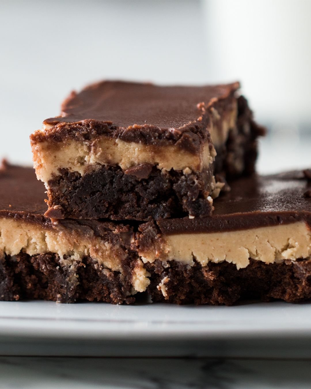 Пирог брауни рецепт. Шоколадное пирожное Брауни. Торт Брауни шоколадный. Брауни с коржом. Брауни с шоколадом.
