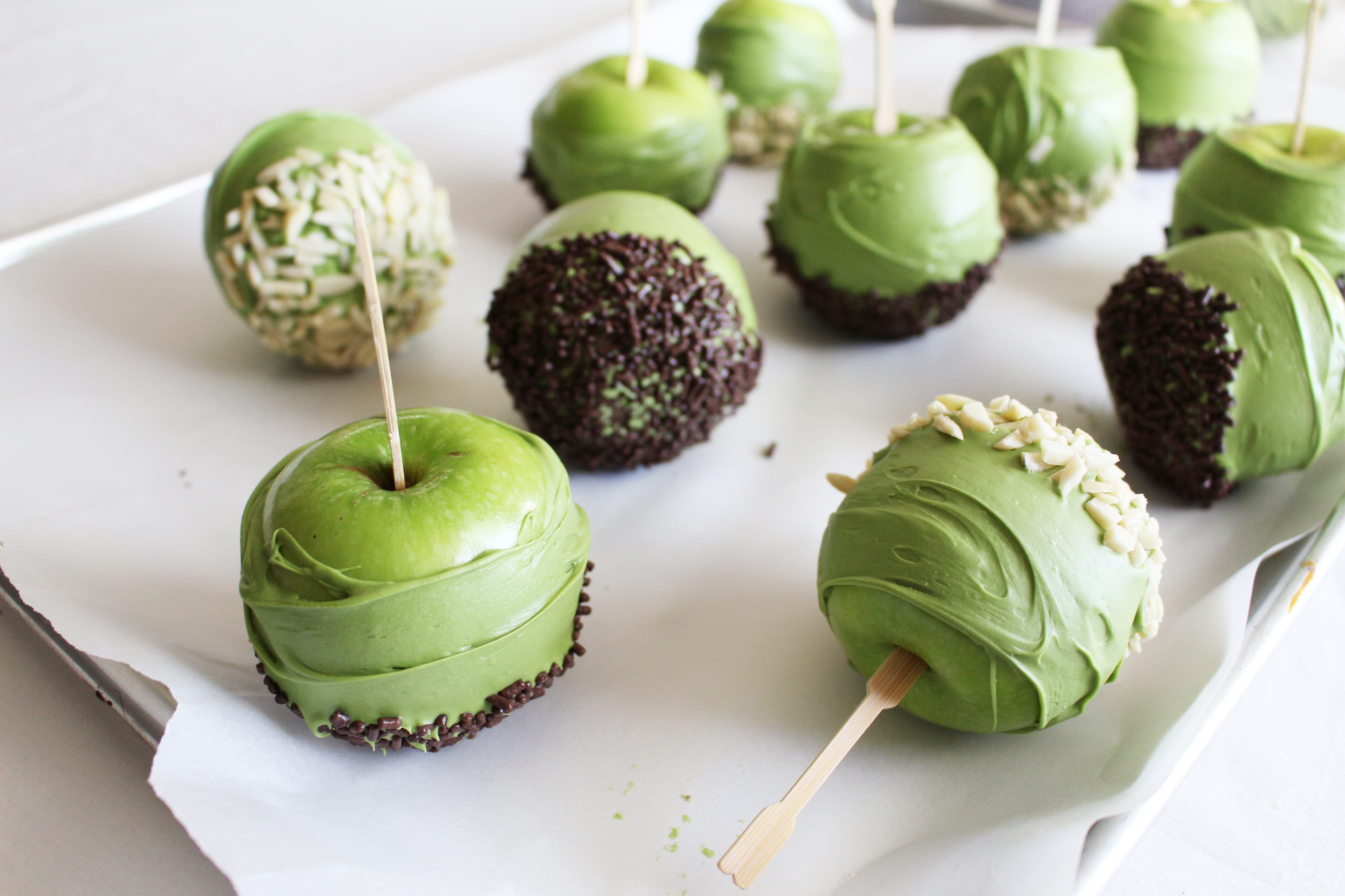 Зеленые сладости. Зеленые вкусняшки. Десерты зеленого цвета. Зеленое пирожное.