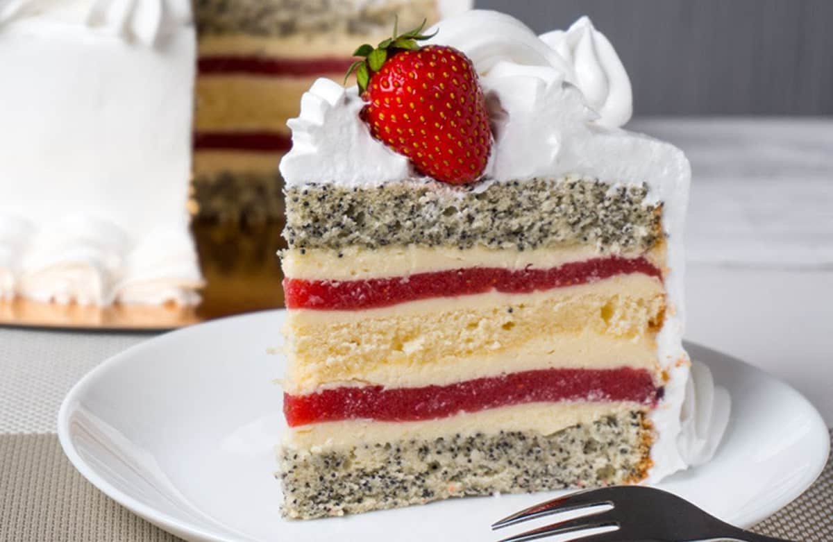 Торт бисквитный без крема. Клубнично маковый торт. Торт маковый с ягодным конфи. Маковый бисквитный торт. Маково клубничный торт.