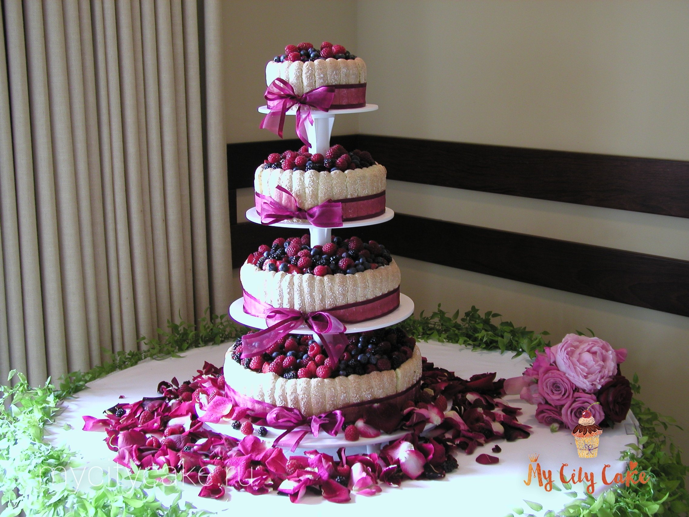 Фото трехъярусного. Красивые торты. Многоярусный торт. Свадебный торт!. Шикарный свадебный торт.