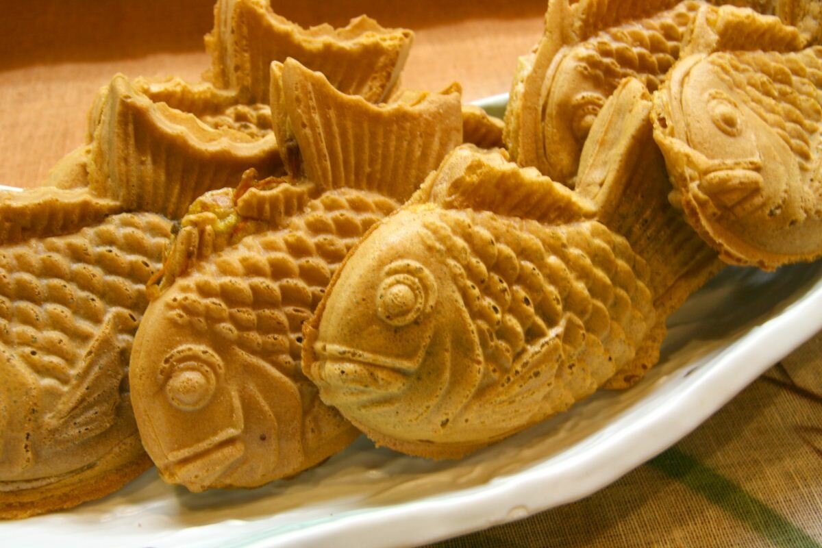 Печенье в виде рублей. Рыбки тайяки. Япония тайяки. Таяки Геншин. Японское печенье рыбки тайяки.