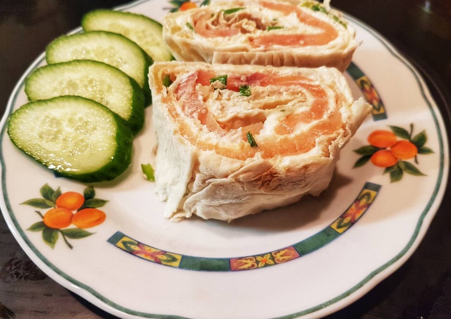 Рецепт рулета из лаваша с красной рыбой и творожным сыром и огурцом фото