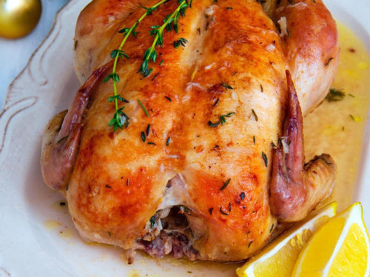 Куры в духовке с лимоном. Курица в духовке. Горячие блюда из курицы. Курица запеченная в духовке. Курица в духовке мягкая и сочная.