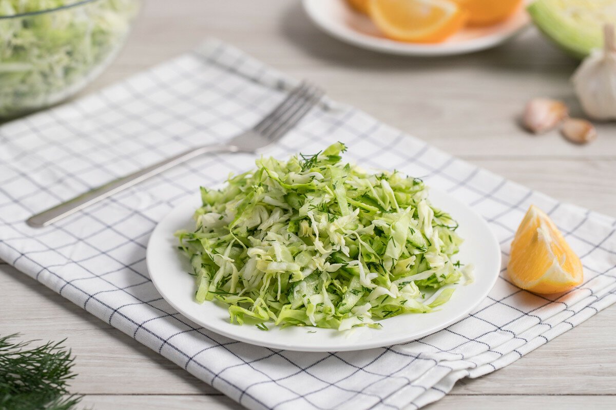 Салат со свежей капустой и огурцами с уксусом рецепт с фото