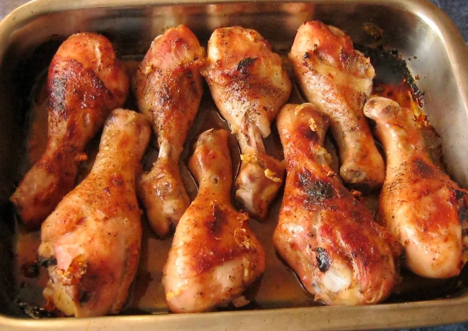 Куриная голень самый вкусный рецепт. Куриные голени в духовке. Голень куриная запеченная. Запеченные куриные ножки в духовке. Куриная голень запеченная в духовке.