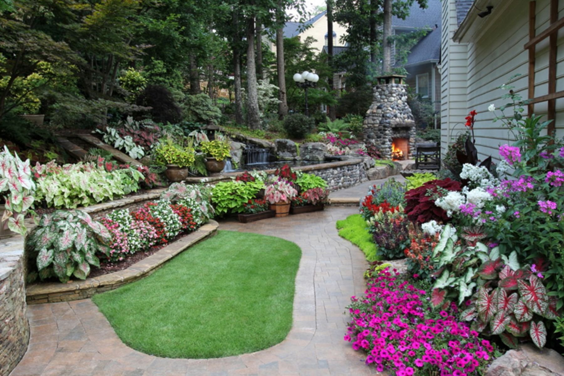 Дизайн сада в частном доме фото. Миксбордер вокруг патио. Палисадник Энфилд. Ландшафтный сад ландизайн.