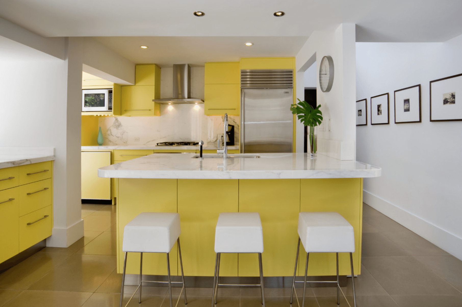 Бело желтая кухня. Кухонный интерьер. Желтые кухни. Кухня лимонного цвета. Кухня в желтом цвете.