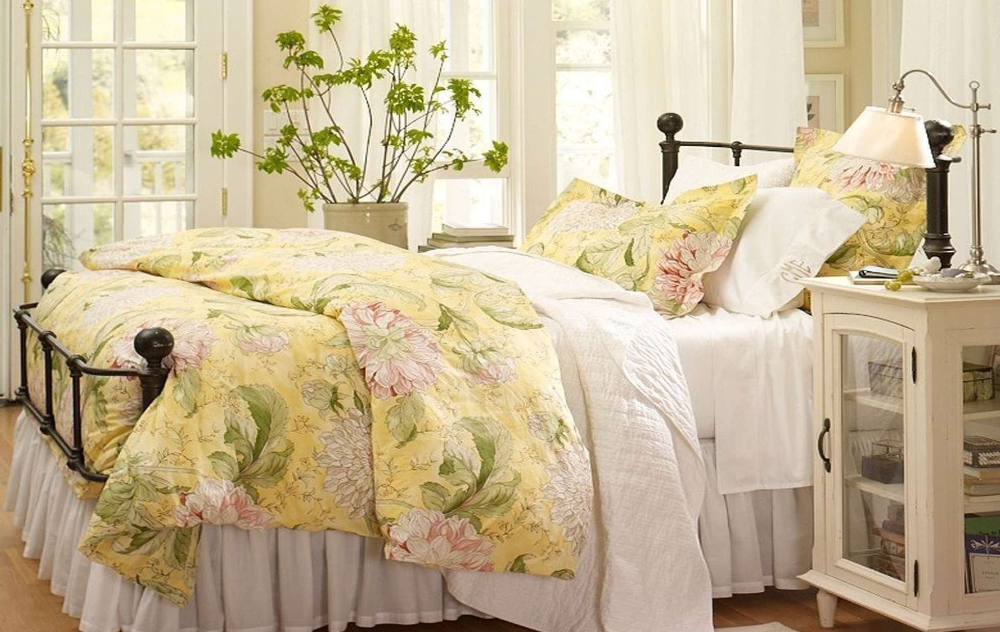 Спальни прованс фото. Спальня в стиле Кантри Прованс. Интерьер спальни в стиле Прованс. Красивое постельное белье. Спальня в цветочном стиле.