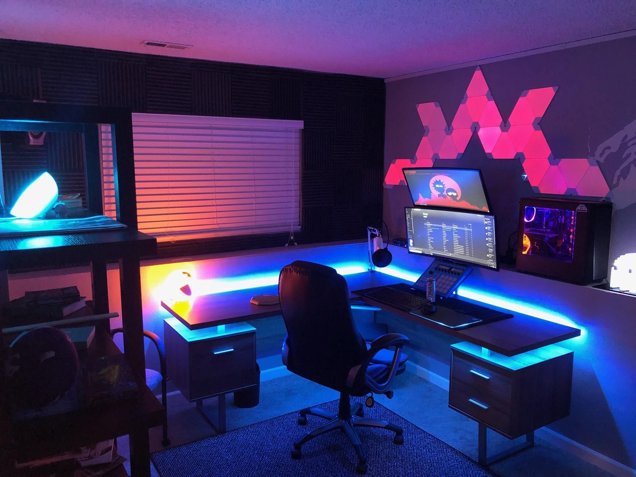 Стрим кабинет. Геймерская комната. Комната геймера с подсветкой. Красивые компьютерные комнаты. Игровая комната геймерская.