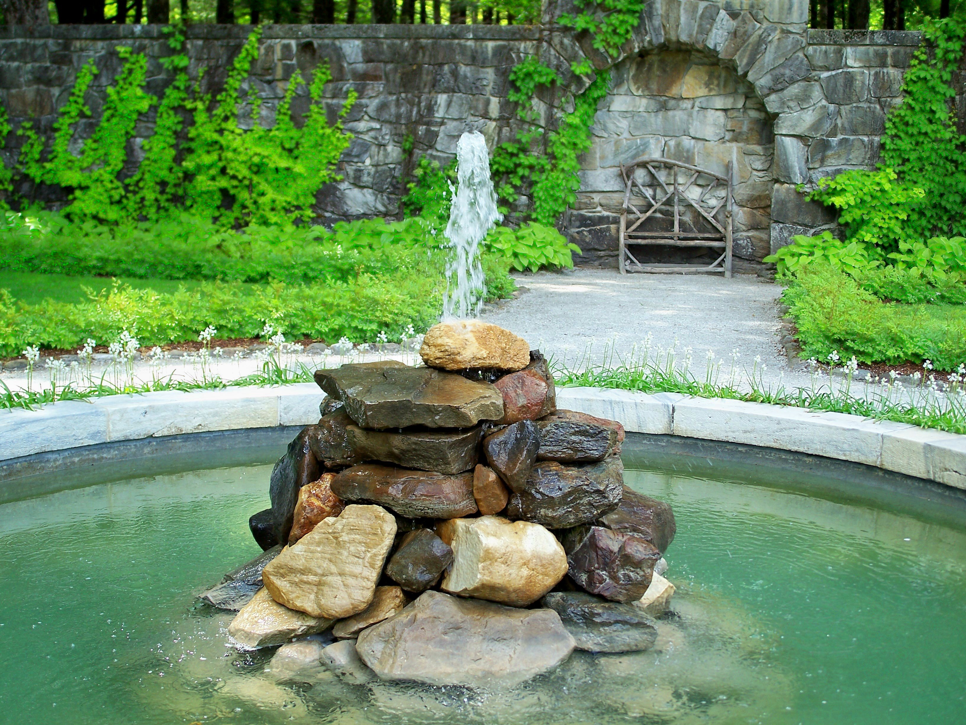 Сад камней с фонтаном и прудиком