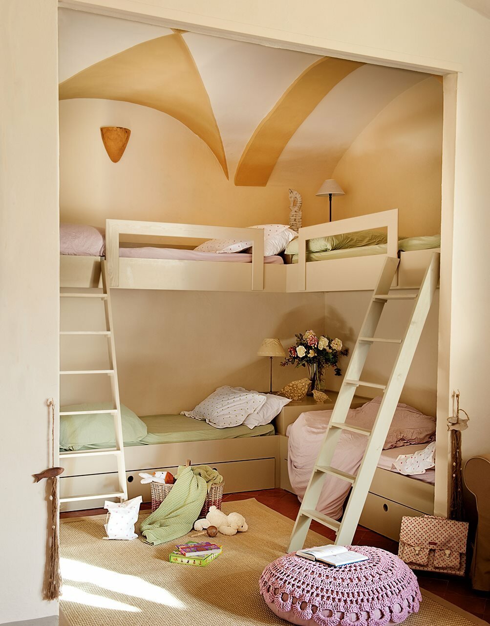 Детская на четверых. Интерьер детской комнаты. Двухэтажная кровать. Комната с двухэтажной кроватью. Двухэтажная комната для девочки.