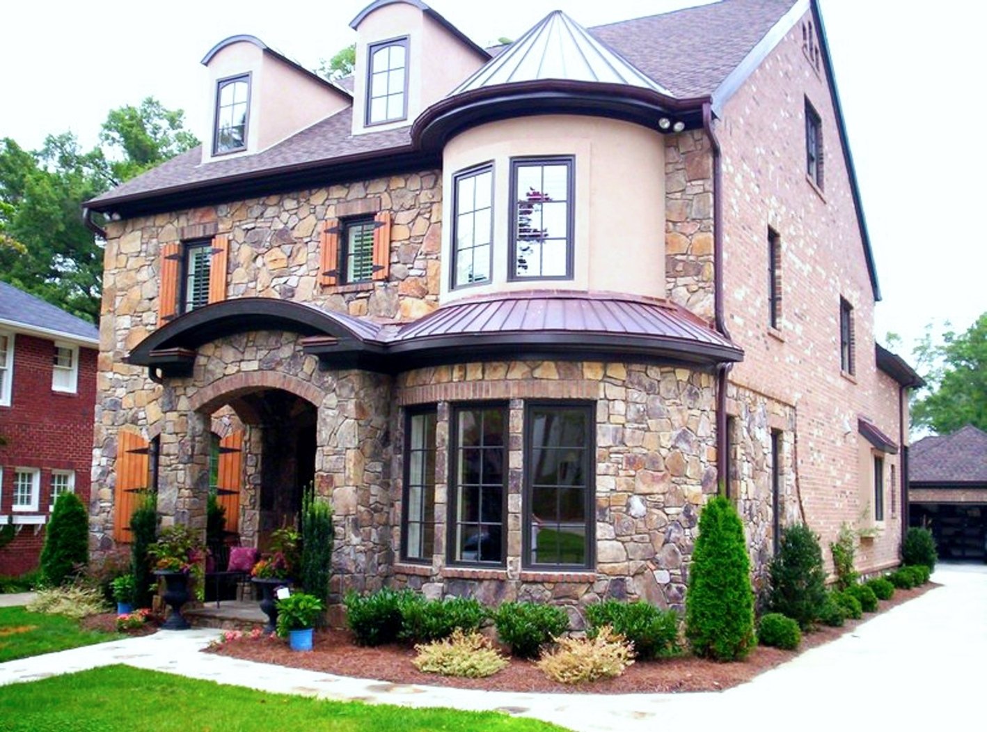 Красиво облицованные дома. Облицовка “Кастл”. Отделка фасада камнем. Дом облицованный камнем. Отделка фасада натуральным камнем.