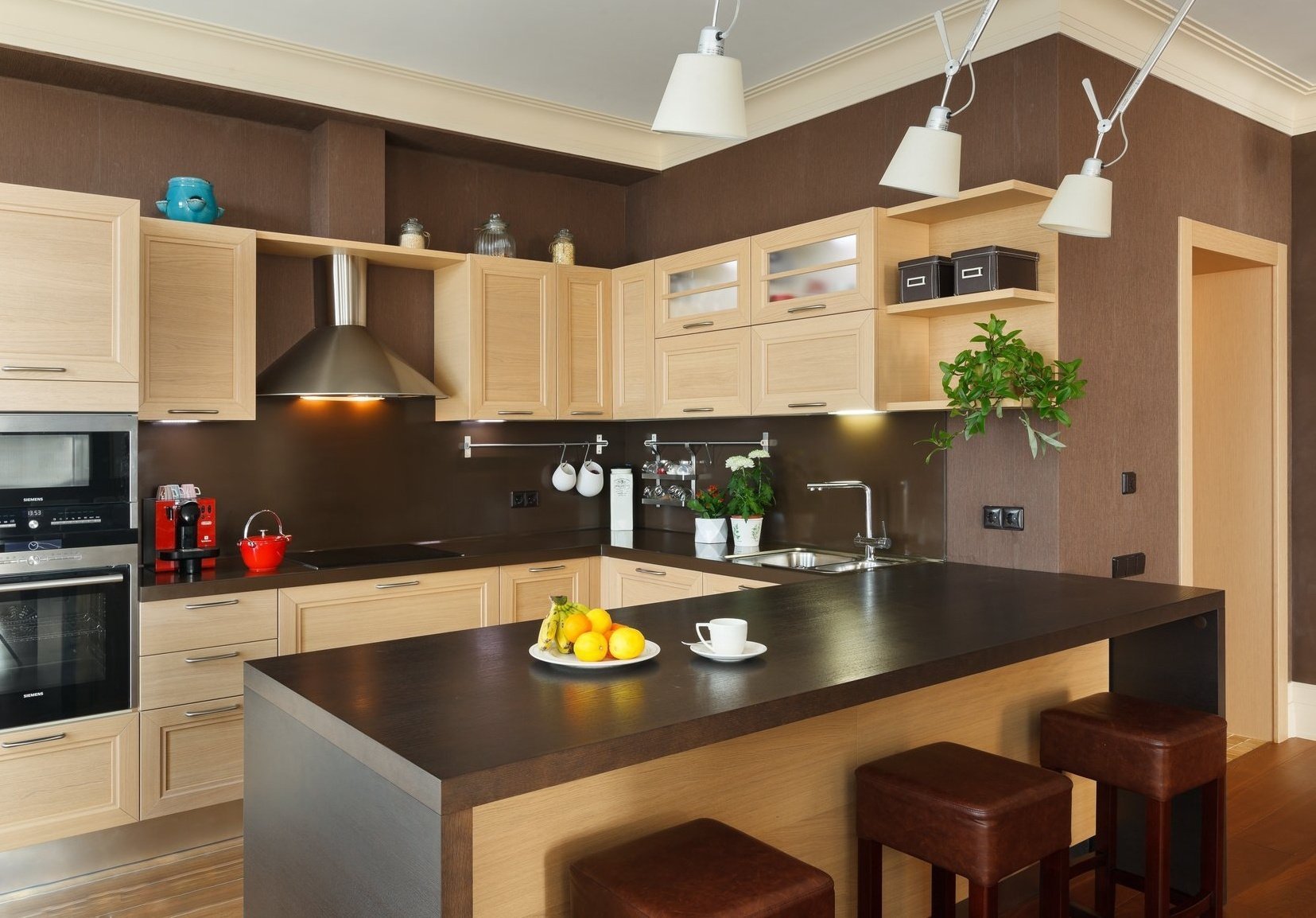 Кухня с коричневыми обоями. Кухонный интерьер. Кухня в коричневом цвете. Кухонный гарнитур коричневый. Красивые кухни.