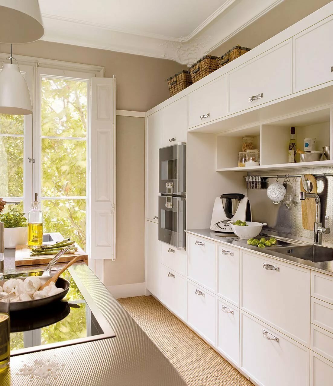 Красивая белая кухня. Красивый интерьер кухни. Красивые современные кухни. Уютная современная кухня.