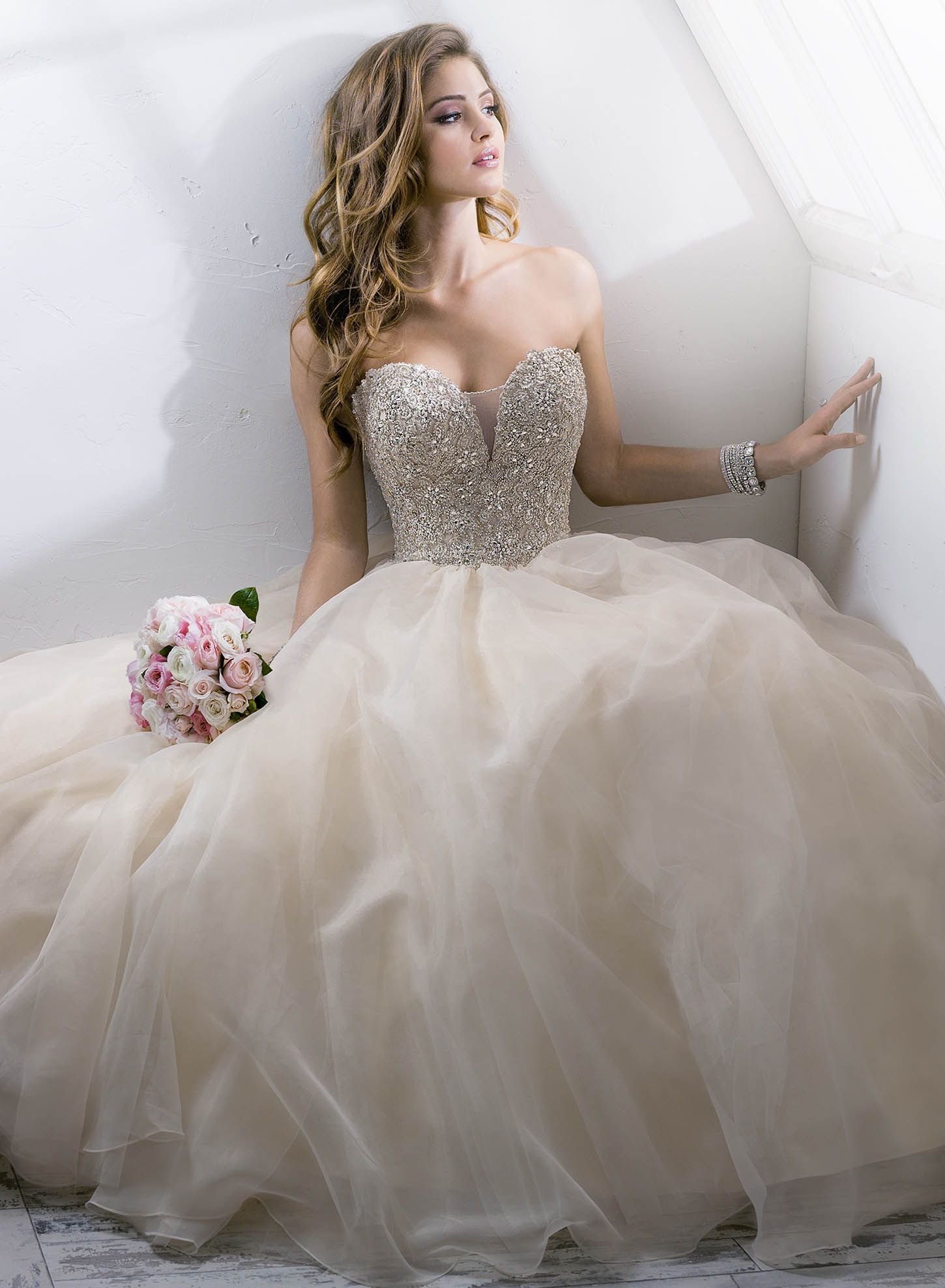 Девушки невеста красивая. Саманта Бридал. Свадебные платья 2022-2023. Красивые Свадебные платья. Шикарные Свадебные платья.