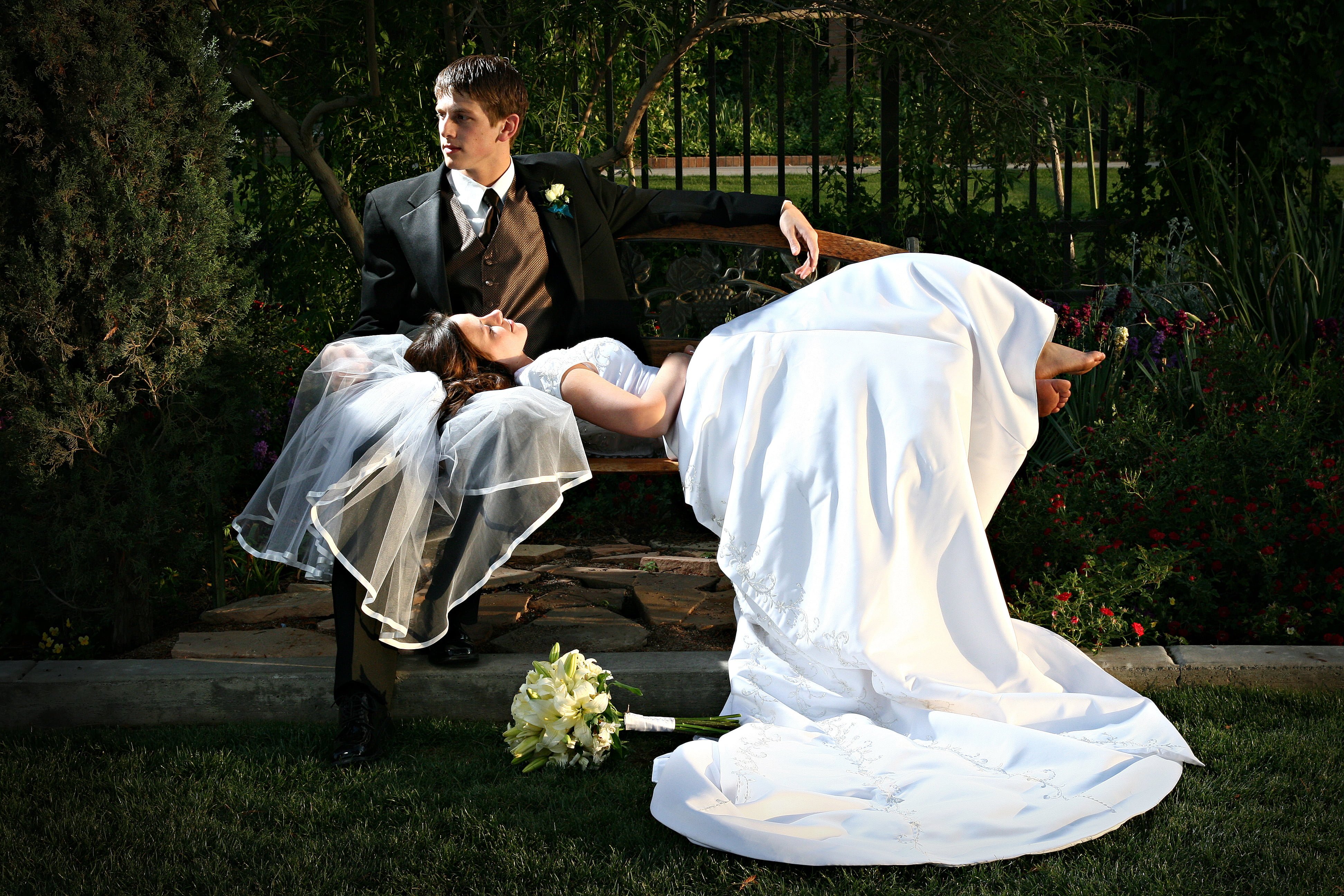 Сыну хорошую невесту. Необычные Свадебные фотосессии. Фотосессия молодоженов. Жених и невеста. Необычные идеи для свадебной фотосессии.