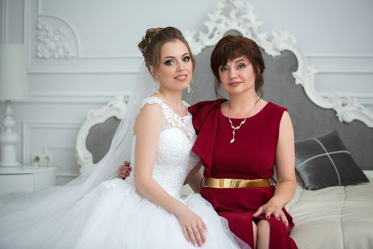 Платье и прическа для мамы на свадьбу сына