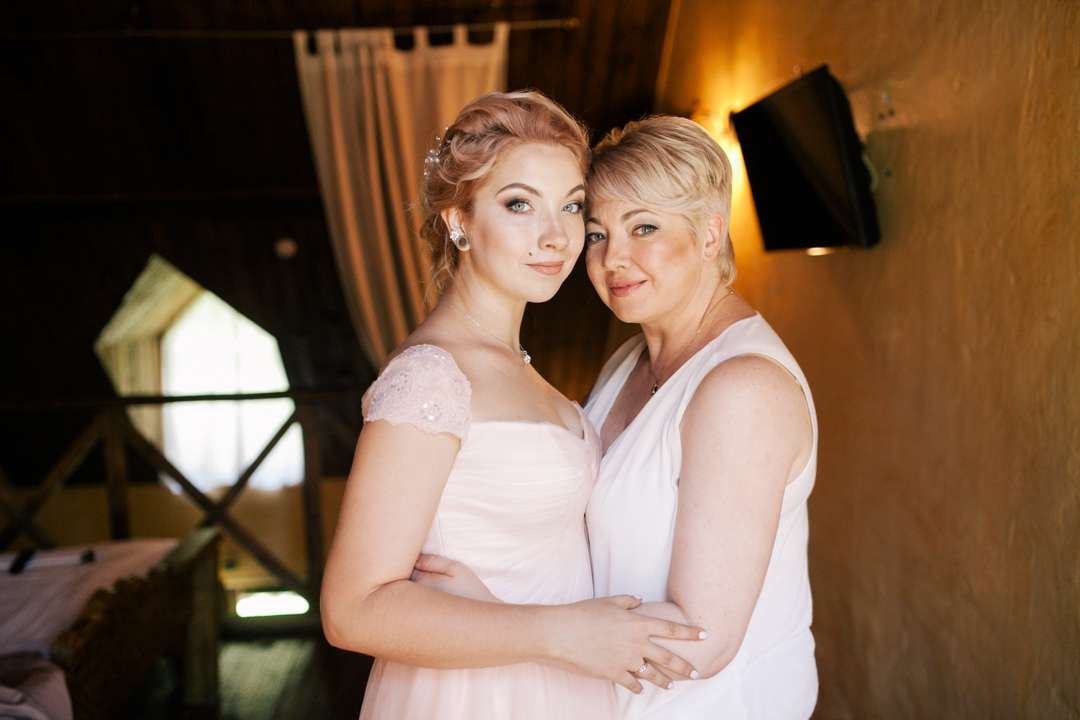 Молодая мама невесты на свадьбе. Мама невесты. Красивая мать невесты. Русская свадьба мать невесты.