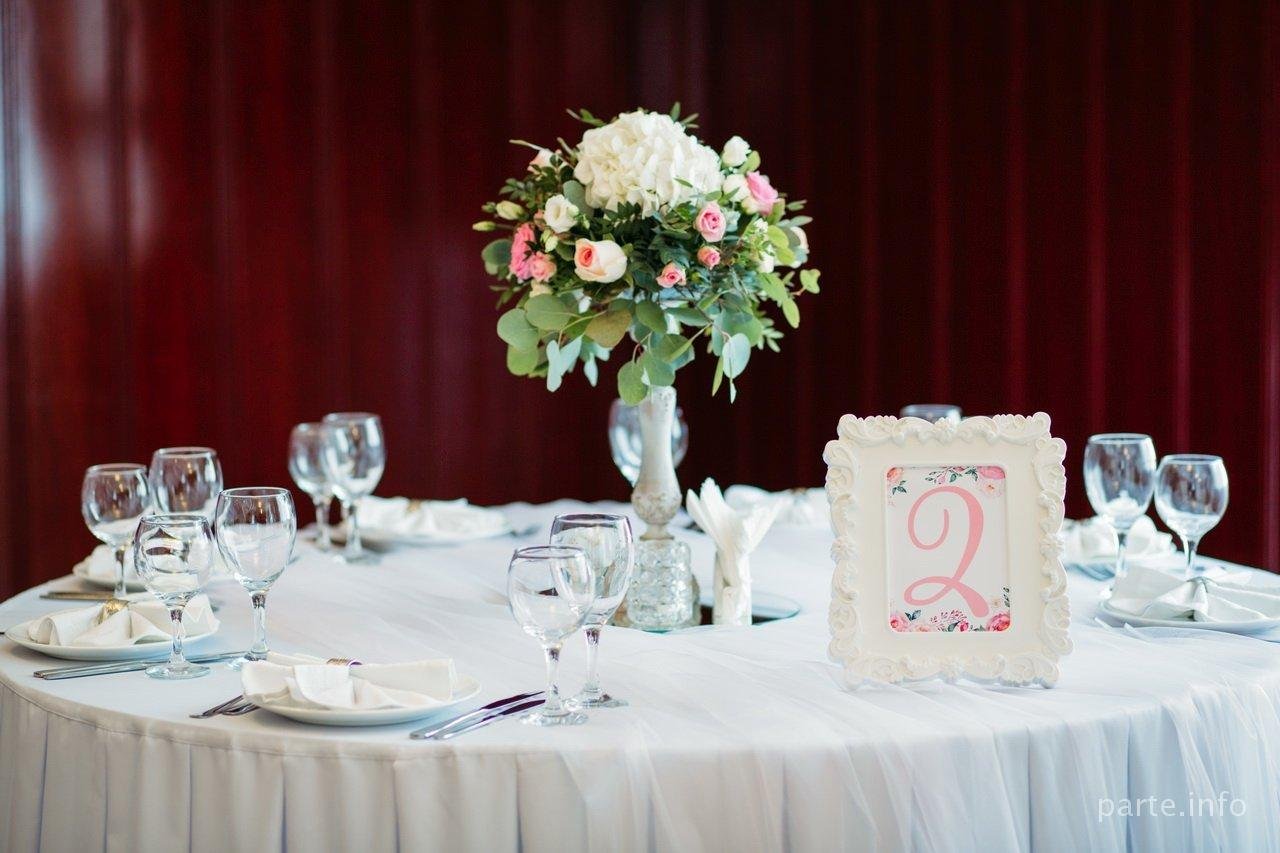 Свадебные столы гостей. Композиции на свадебный стол. Цветочная композиция на свадебный стол. Композиции на гостевые столы на свадьбу. Цветочные композиции на столы гостей.
