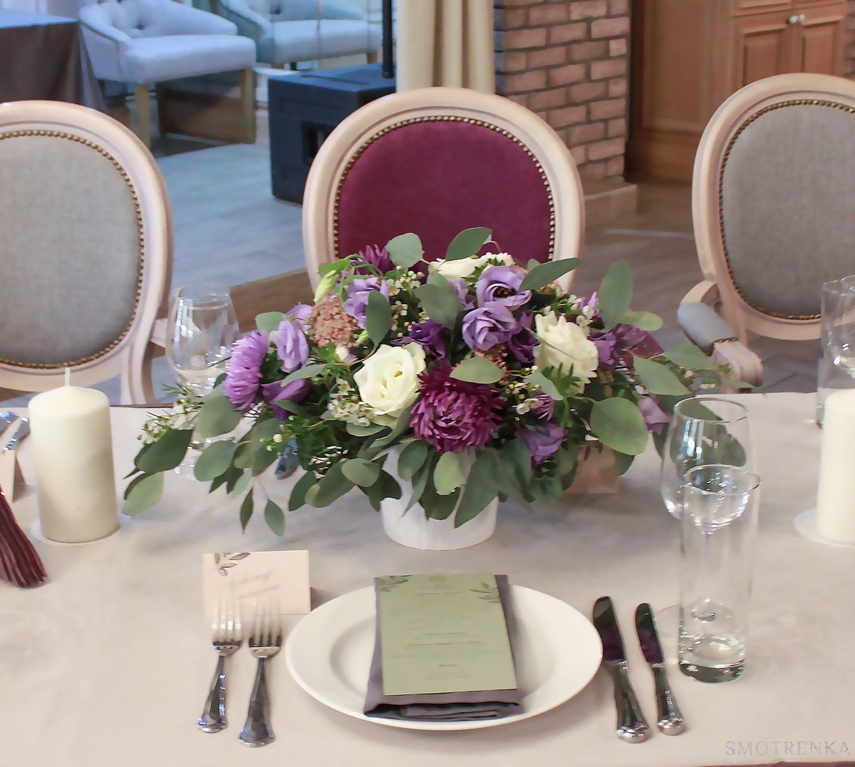 Столик для гостей. Композиция на стол. Цветочные композиции на стол. Флористика на столы гостей. Композиции на столы гостей.