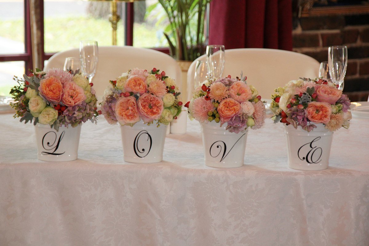 Свадебные столы гостей. Украшение свадебного стола. Украшение свадебного стола цветами. Цветочные композиции на стол. Цветочная композиция на свадебный стол.