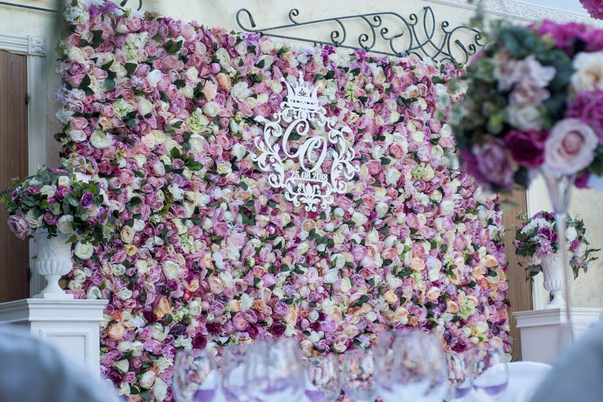 Цветочная фотозона. Фотозона цветы. Флористическая фотозона. Цветочная стена на свадьбу. Стена из живых цветов на свадьбу.