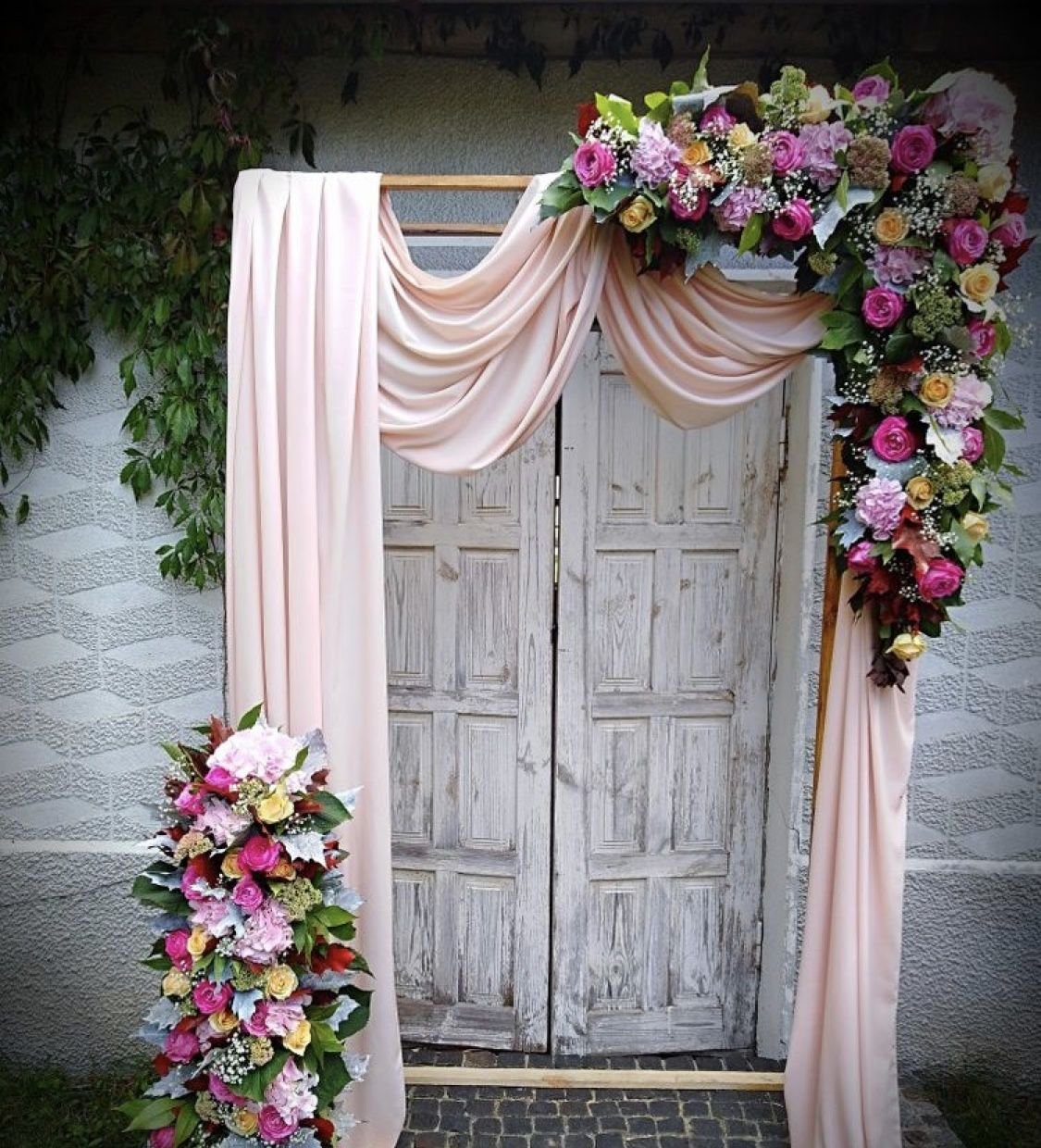Цветочная фотозона. Арка с цветами. Арка "Свадебная". Свадебная арка с цветами. Фотозона с искусственными цветами.