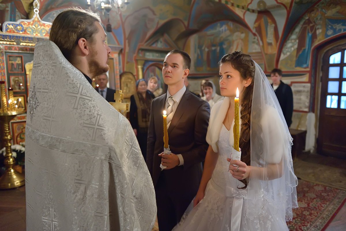 Православные женихи. Свадебная церемония в церкви. Венчание в храме. Обряд венчания. Венчание молодоженов.