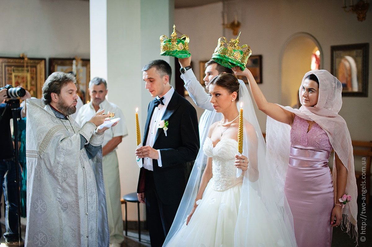Муж может быть свидетелем жены. Венчание. Венчание в храме. Современное венчание. Платье для венчания в церкви.