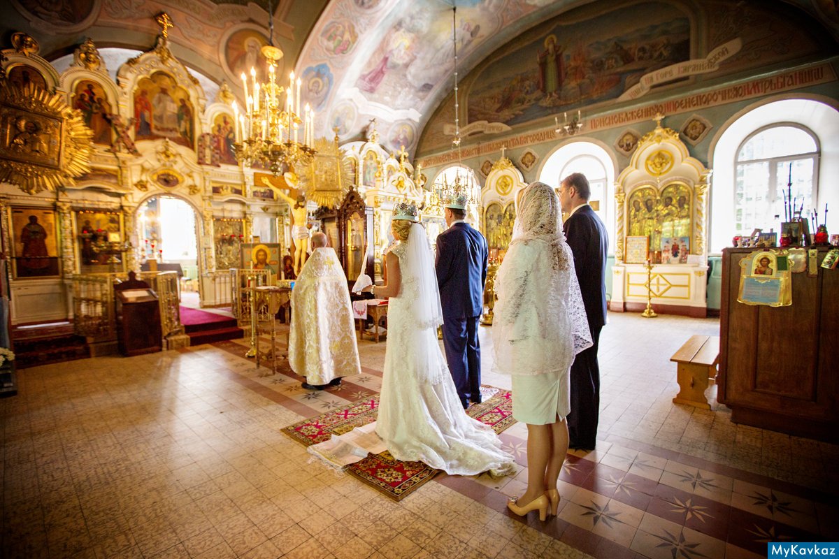 Сколько длится свадьба. Церемония венчания в церкви. Свадьба в храме. Свадебный обряд в церкви. Христианская свадьба в церкви.