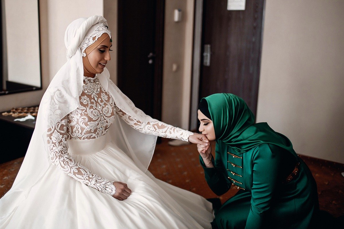 Мусульманская невеста. Мусульманские Свадебные платья. Мусульманские платья для невесты. Свадебный наряд мусульманки. Свадебные платья для мусульманок.