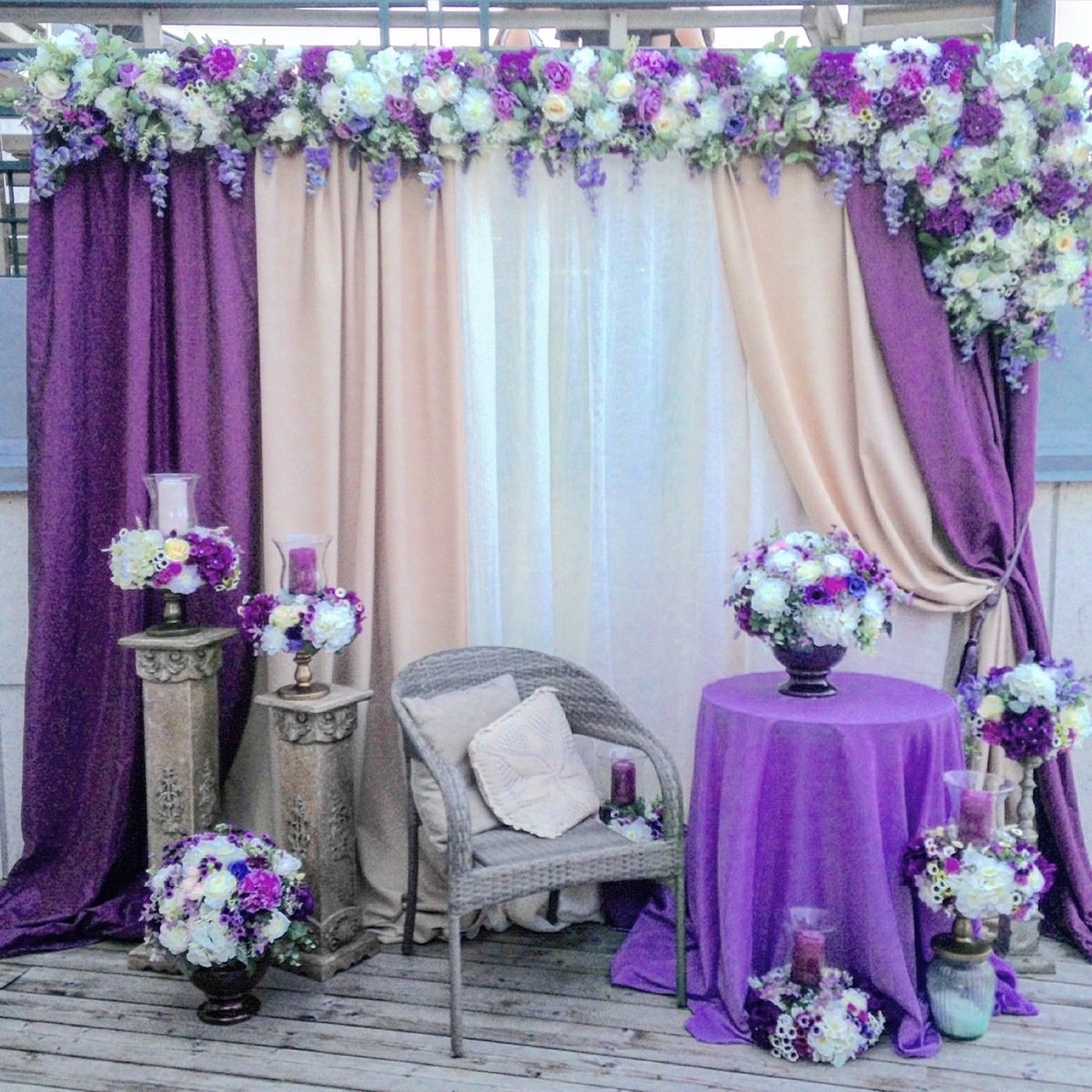 Фиолетовая фотозона. Украшение свадьбы в фиолетовом цвете. Украшение зала на свадьбу в сиреневом цвете. Украшения для ткани. Фотозона в сиреневом цвете.