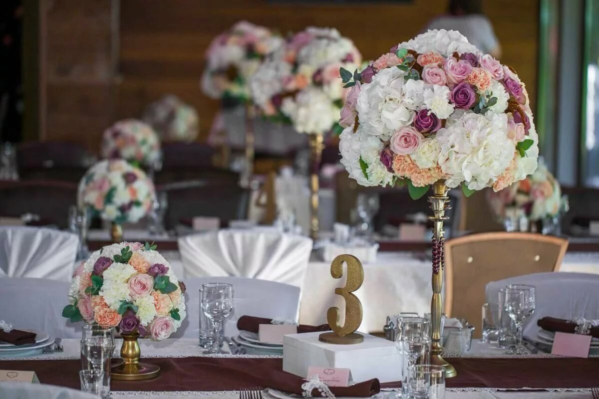 Свадебные столы гостей. Декор свадебного стола. Украшение стола цветами на свадьбу. Композиции на столы гостей на свадьбу. Свадебная флористика зала.