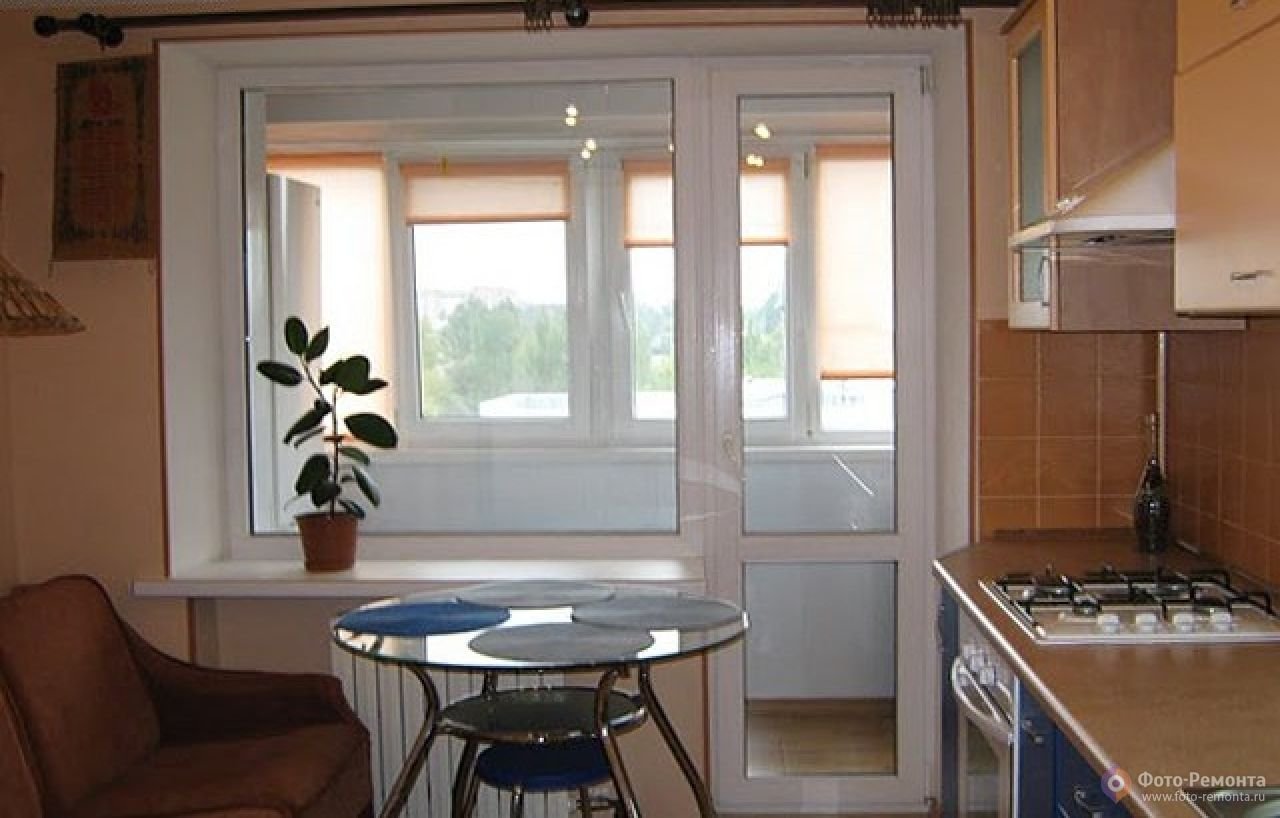 Ремонт кухни 3 двери. Кухня на балконе. Интерьер кухни с балконом. Кухня совмещенная с балконом. Кухня с выходом на балкон.