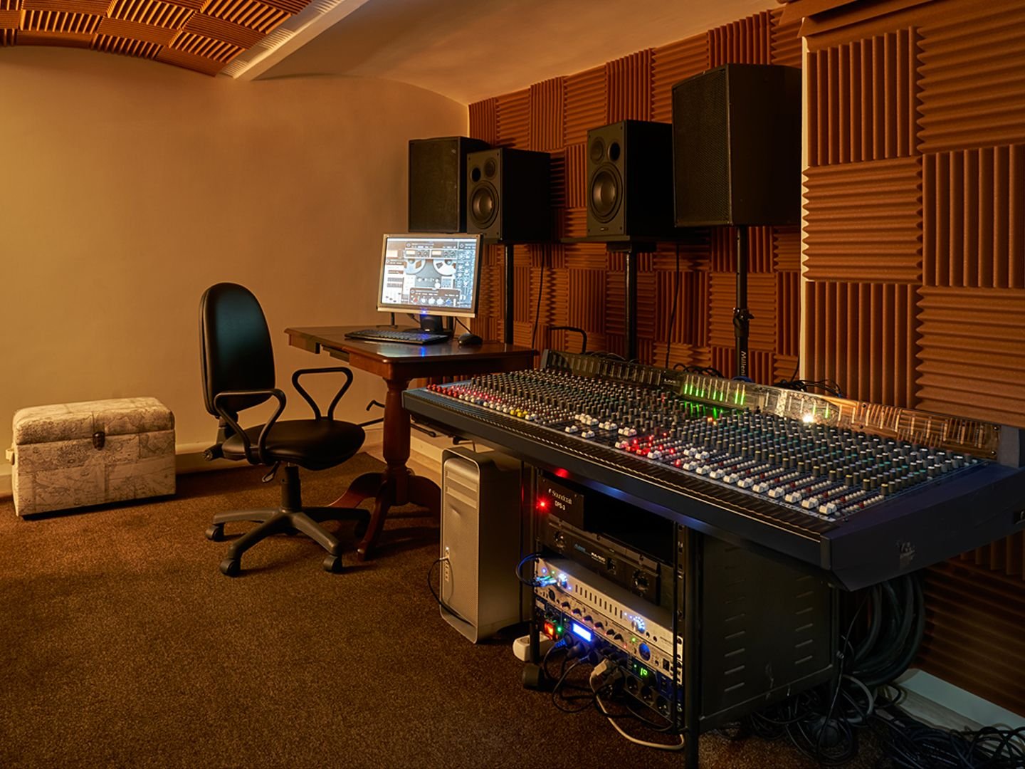 Купить хорошую студию. Студия звукозаписи. Звукозаписывающая студия. Оборудование для студии звукозаписи. Студия записи.