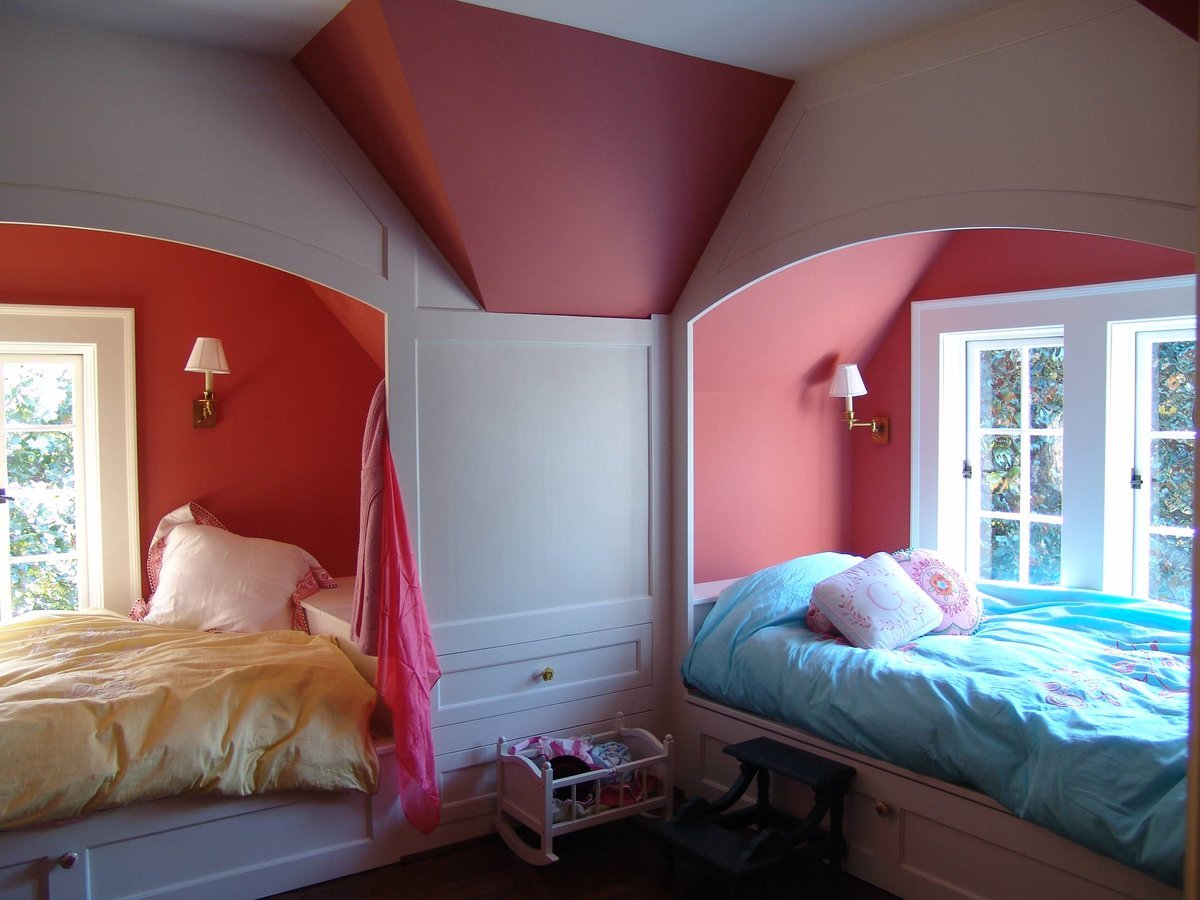 Красивые комнаты на двоих. Спальня на мансарде. Комната с 2 кроватями. Детская с двумя кроватями. Спальня для двух девочек.