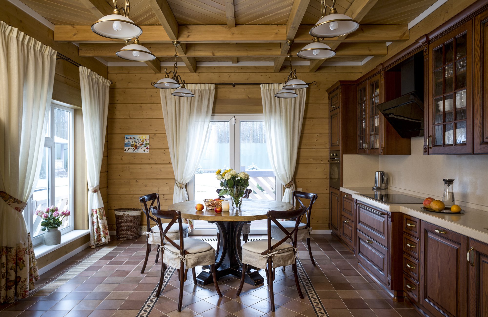 Дизайн частный дом в деревне. Кухня в деревянном доме. Интерьер кухни в частном доме. Красивые дачные интерьеры. Кухни вдеревяннгм доме.
