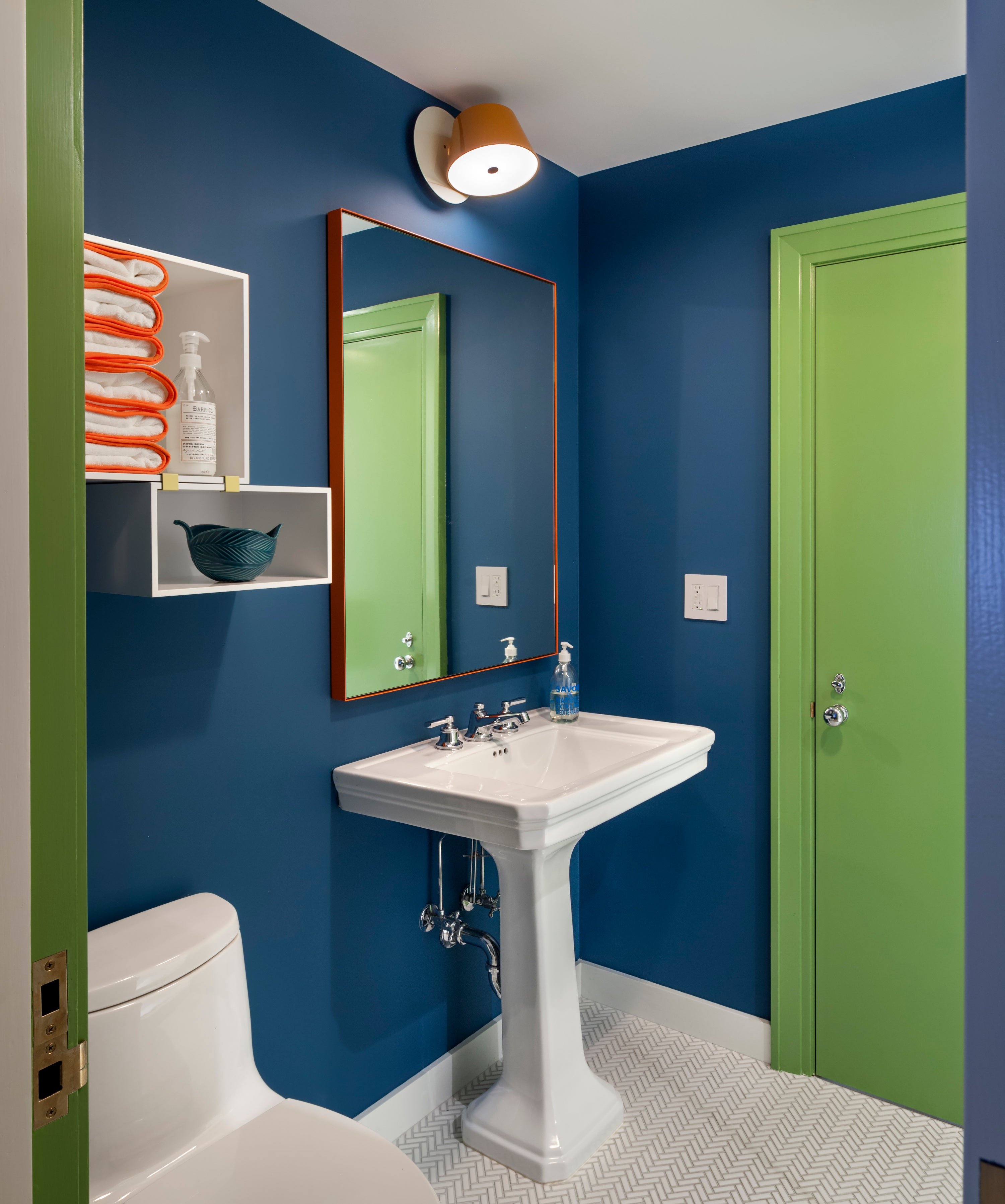 Какой краской можно покрасить в ванной. Крашенные стены в ванной. Покрашенная ванная комната. Окрашенные стены в ванной. Отделка ванной комнаты краской.