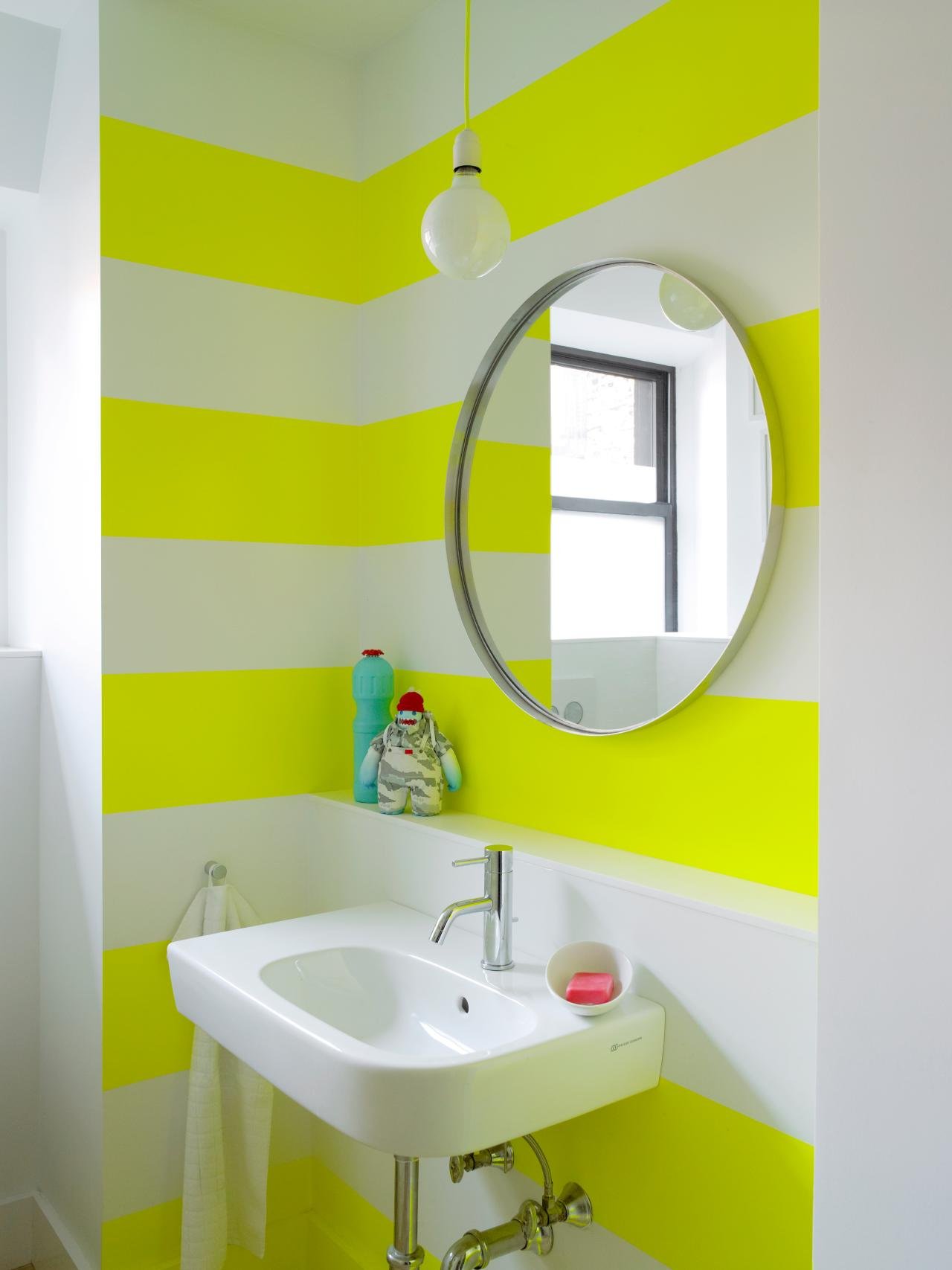 Какой краской можно покрасить в ванной. Крашенные стены в ванной. Цвет краски для ванной комнаты. Окрашенная ванная комната. Покраска ванной комнаты.