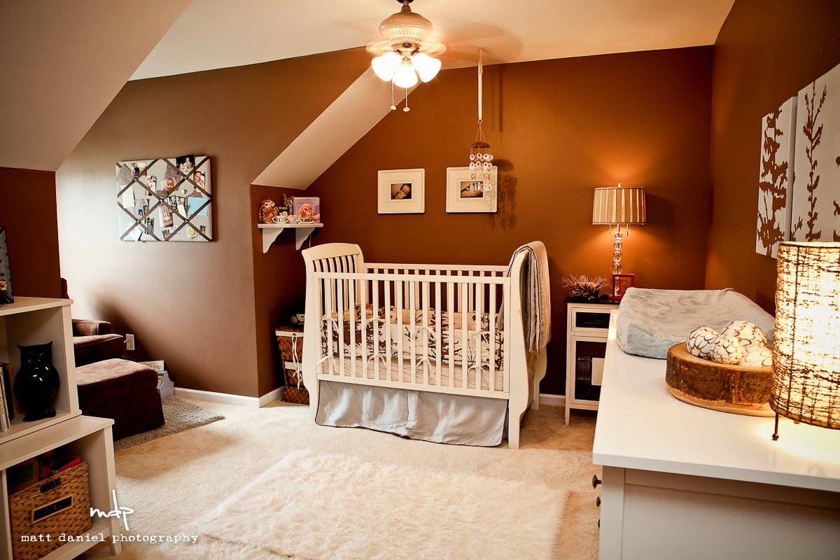 Пришла в спальню родителей. Дизайнерские детские комнаты для новорожденных. Спальня с детской кроваткой. Детская комната с кроваткой. Детская в коричневых тонах.