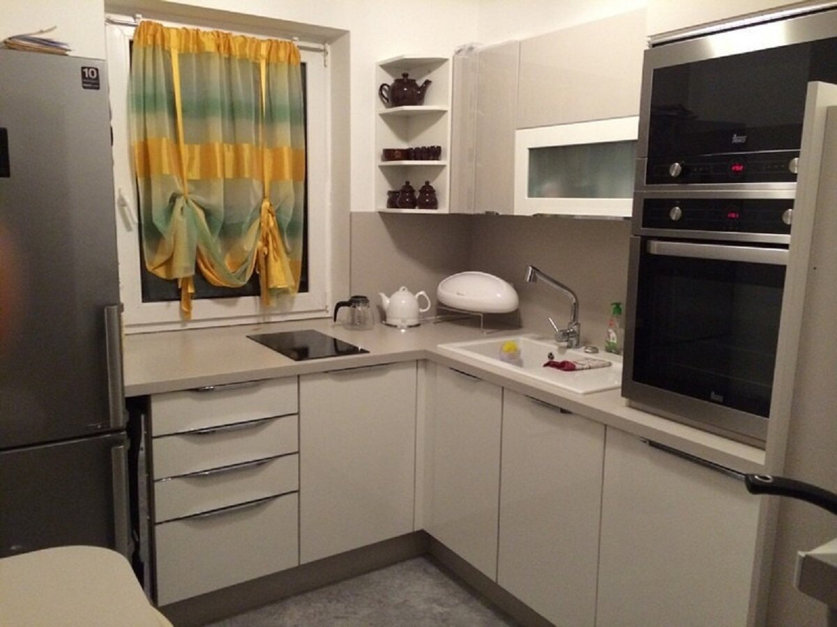Кухня 6 метров хрущевка дизайн. Маленькая кухня. Угловая кухня с холодильником. Дизайн небольшой кухни. Кухня в хрущевке с холодильником.
