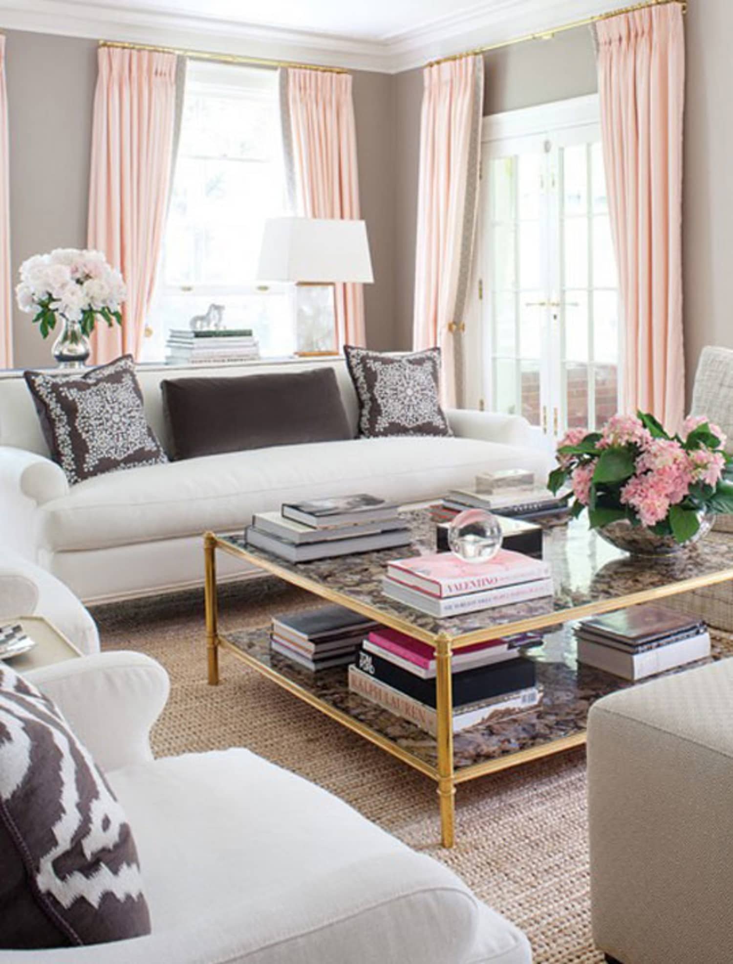 Сочетание цветов в интерьере гостиной серый. Сочетание розового и бежевого в интерьере. Дизайн интерьера гостиной. Цвет в интерьере гостиной.