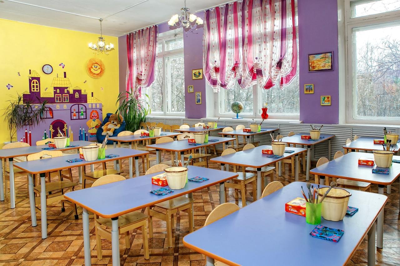 Школа после садика. Столовая в детском саду. Современный кабинет начальной школы. Красивый школьный кабинет. Интерьер класса.