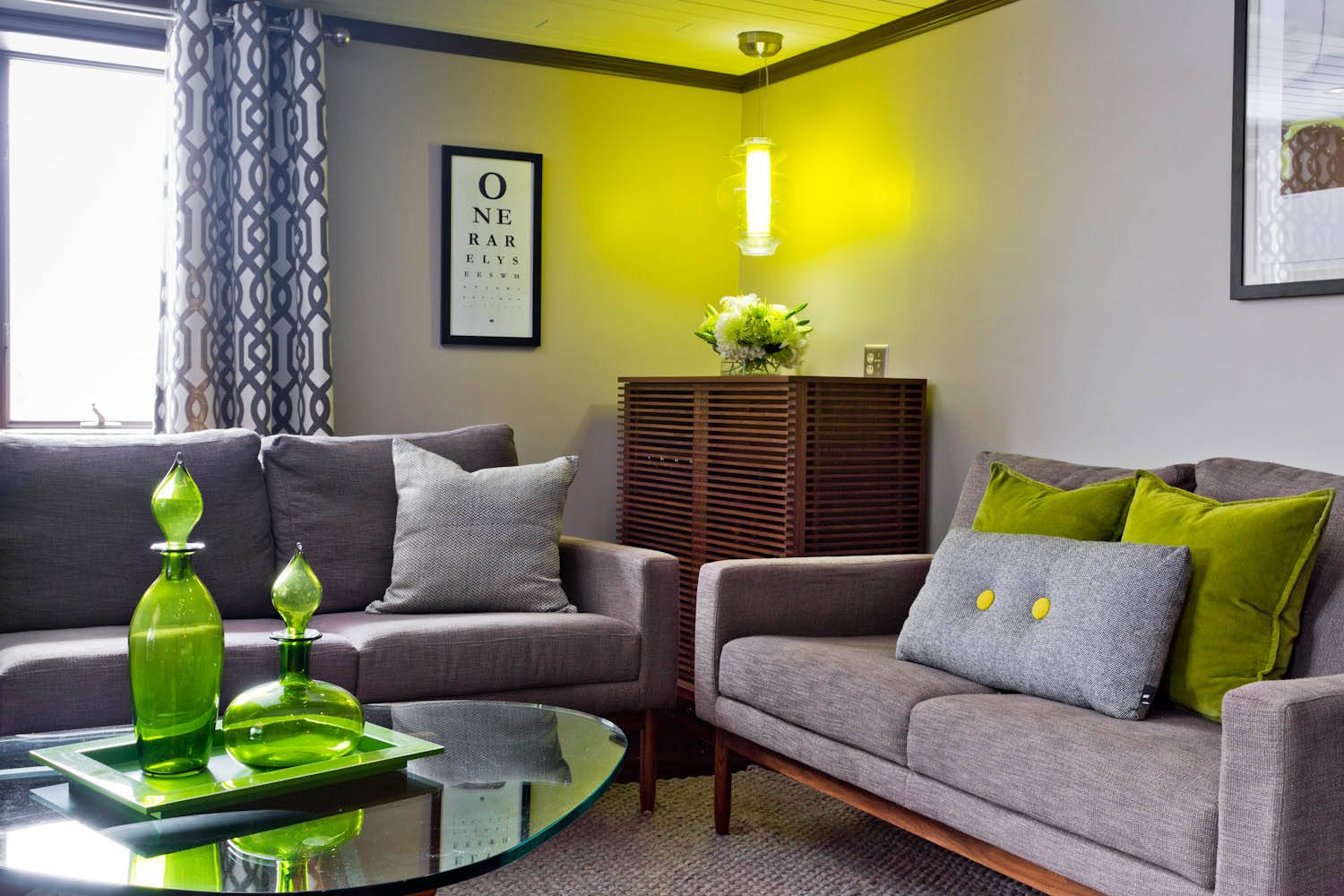 Сочетание серого и зеленого цвета. Бритиш Грин цвет в интерьере. Салатовый диван в интерьере. Гостиная с зеленым диваном. Зеленый диван в интерьере.