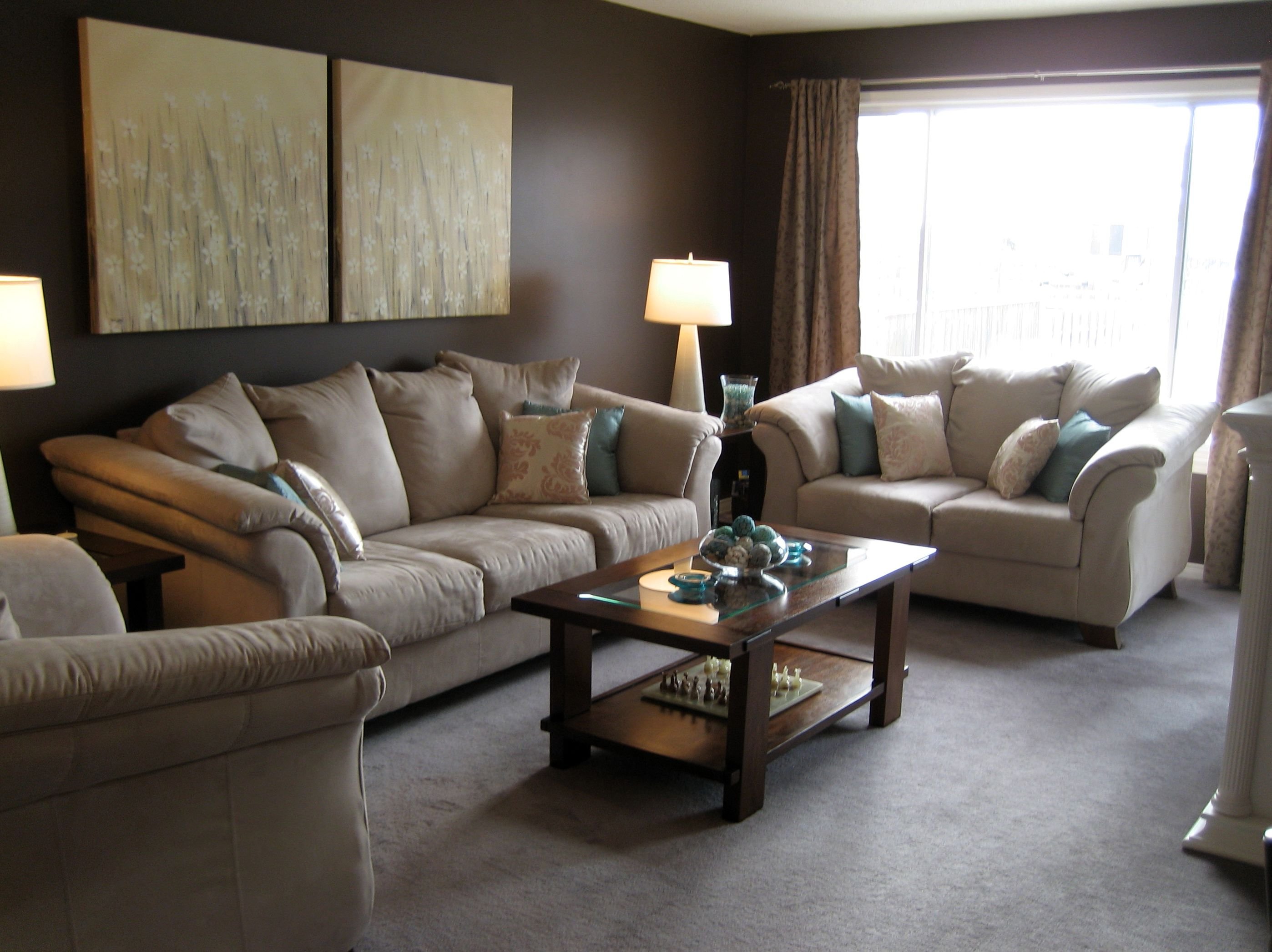 Серый диван и коричневая мебель