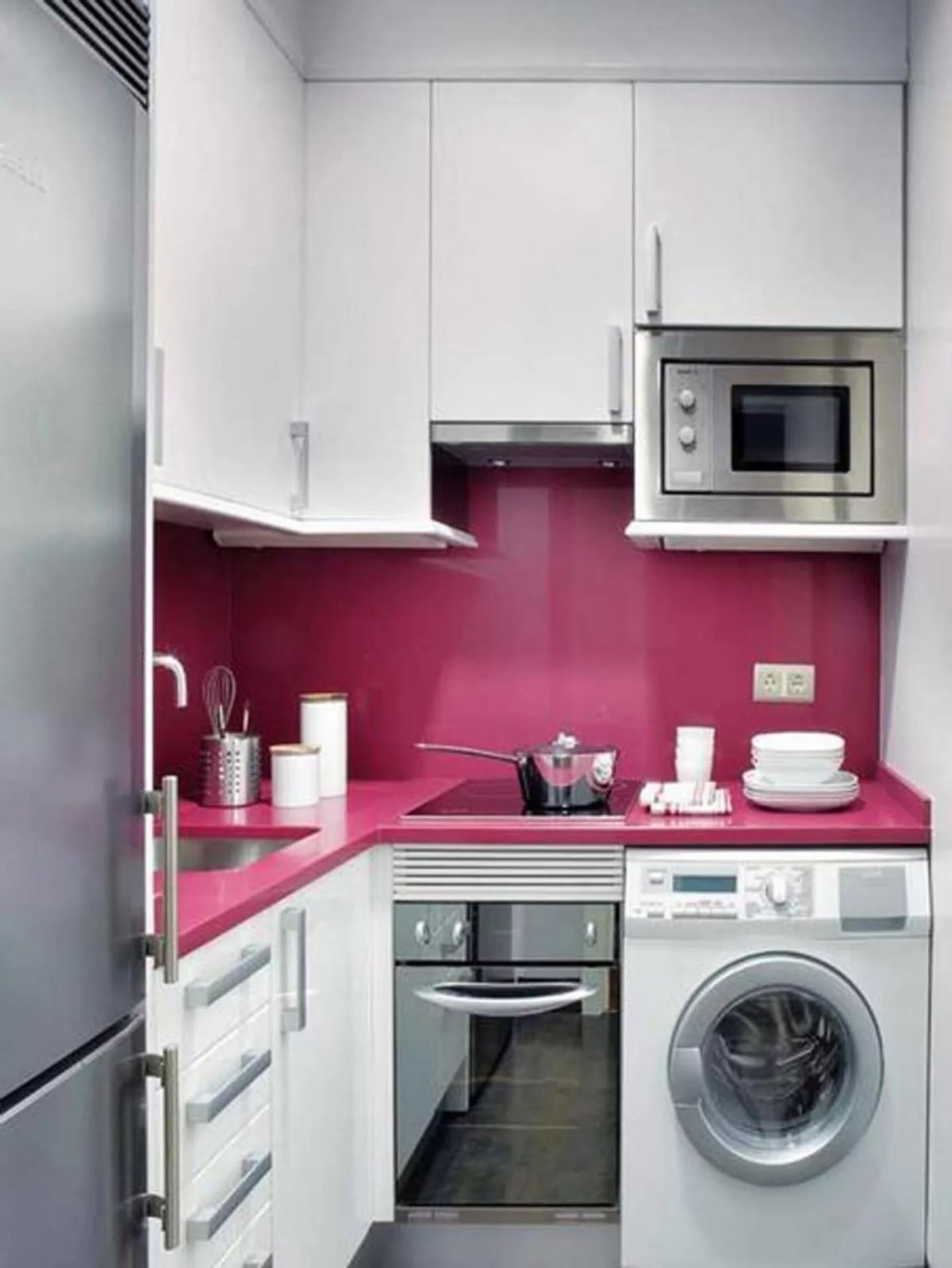 очень маленькая кухня дизайн фото с холодильником