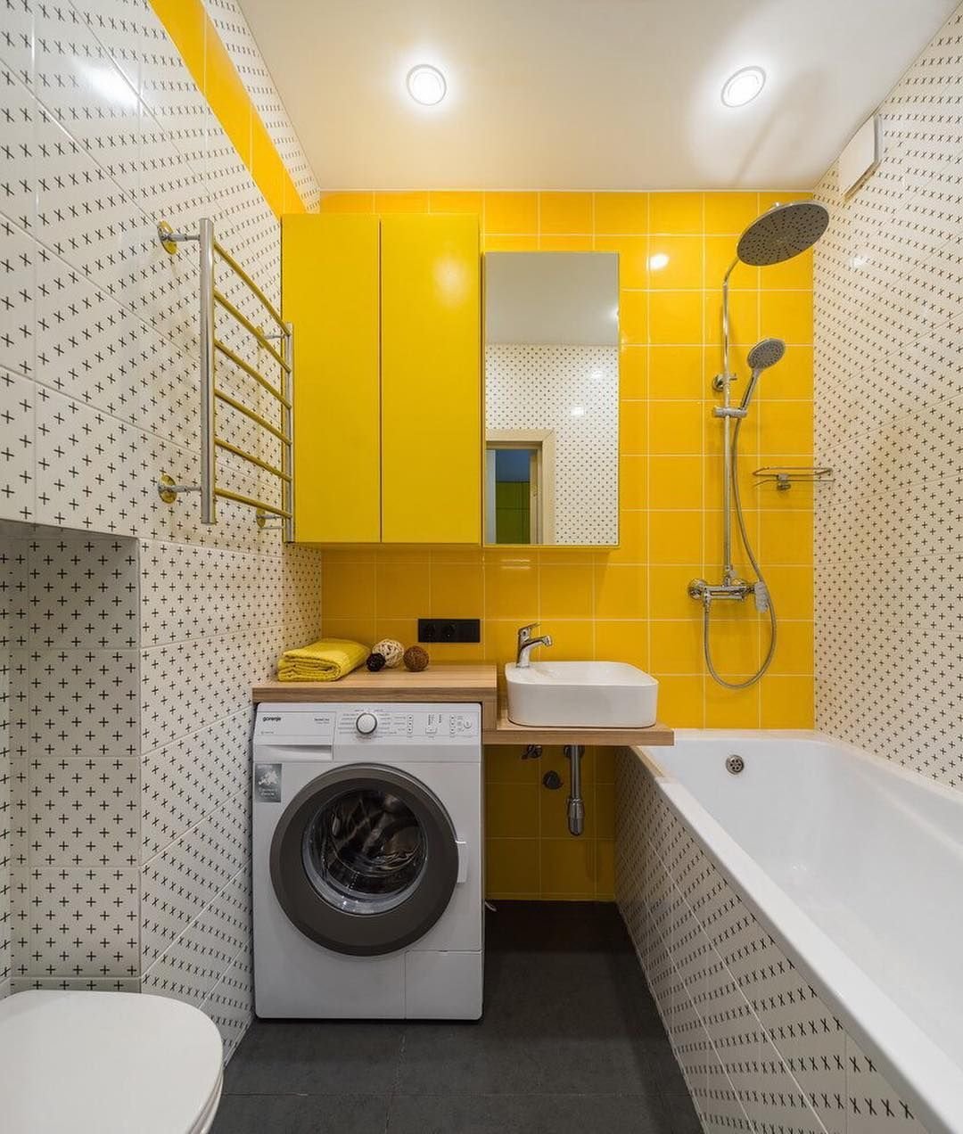 Дизайн маленькой ванной комнаты со стиральной. Ванная со стиральной машиной. Маленькая ванная со стиральной машиной. Ванная комната со стиральной машиной. Желтая ванная комната.